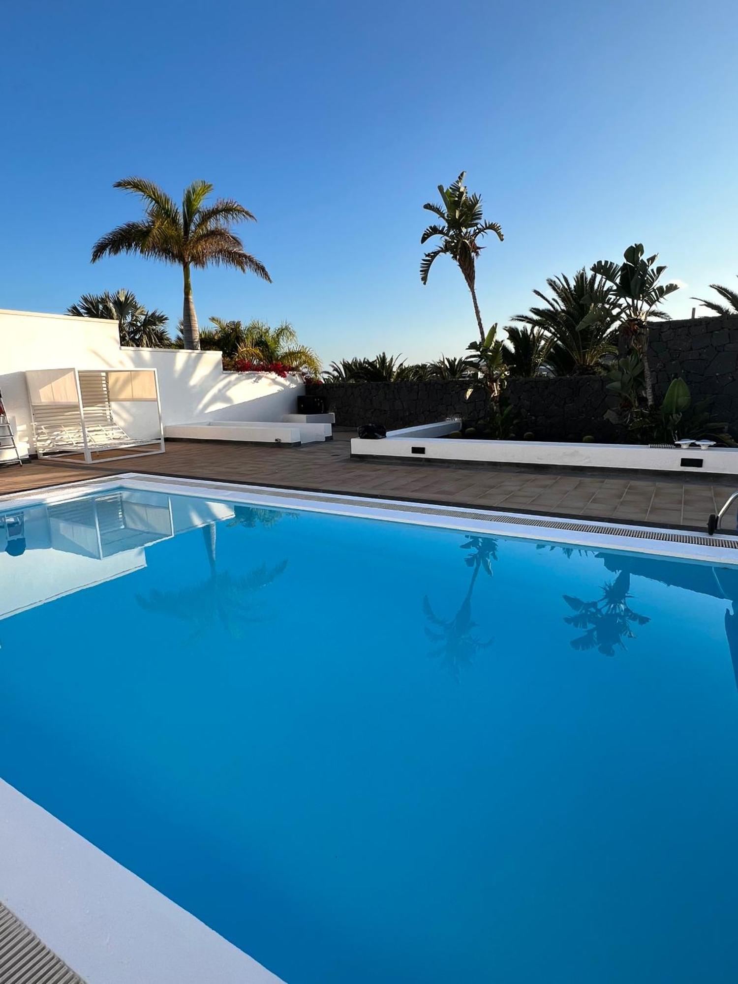 Villa Dedalos - A Luxury Large Villa With A Heated Pool In Пуерто Калеро Екстериор снимка