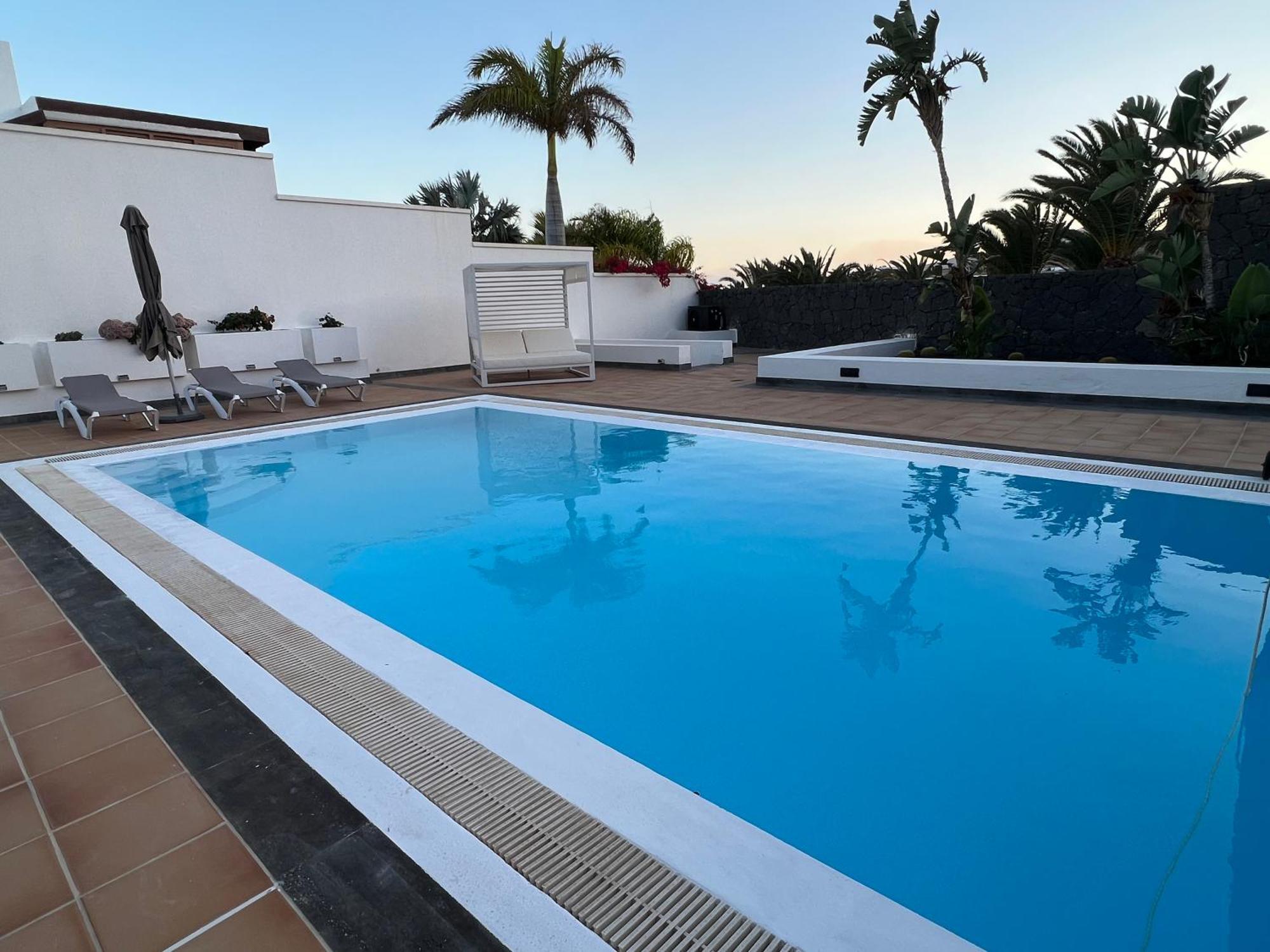 Villa Dedalos - A Luxury Large Villa With A Heated Pool In Пуерто Калеро Екстериор снимка