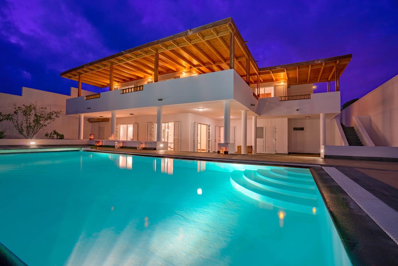 Villa Dedalos - A Luxury Large Villa With A Heated Pool In Пуерто Калеро Екстериор снимка