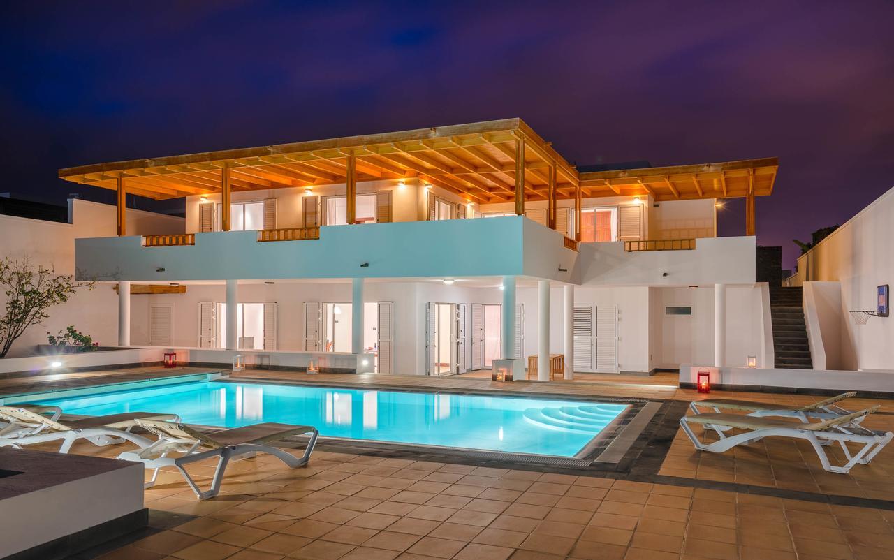 Villa Dedalos - A Luxury Large Villa With A Heated Pool In Пуерто Калеро Екстериор снимка
