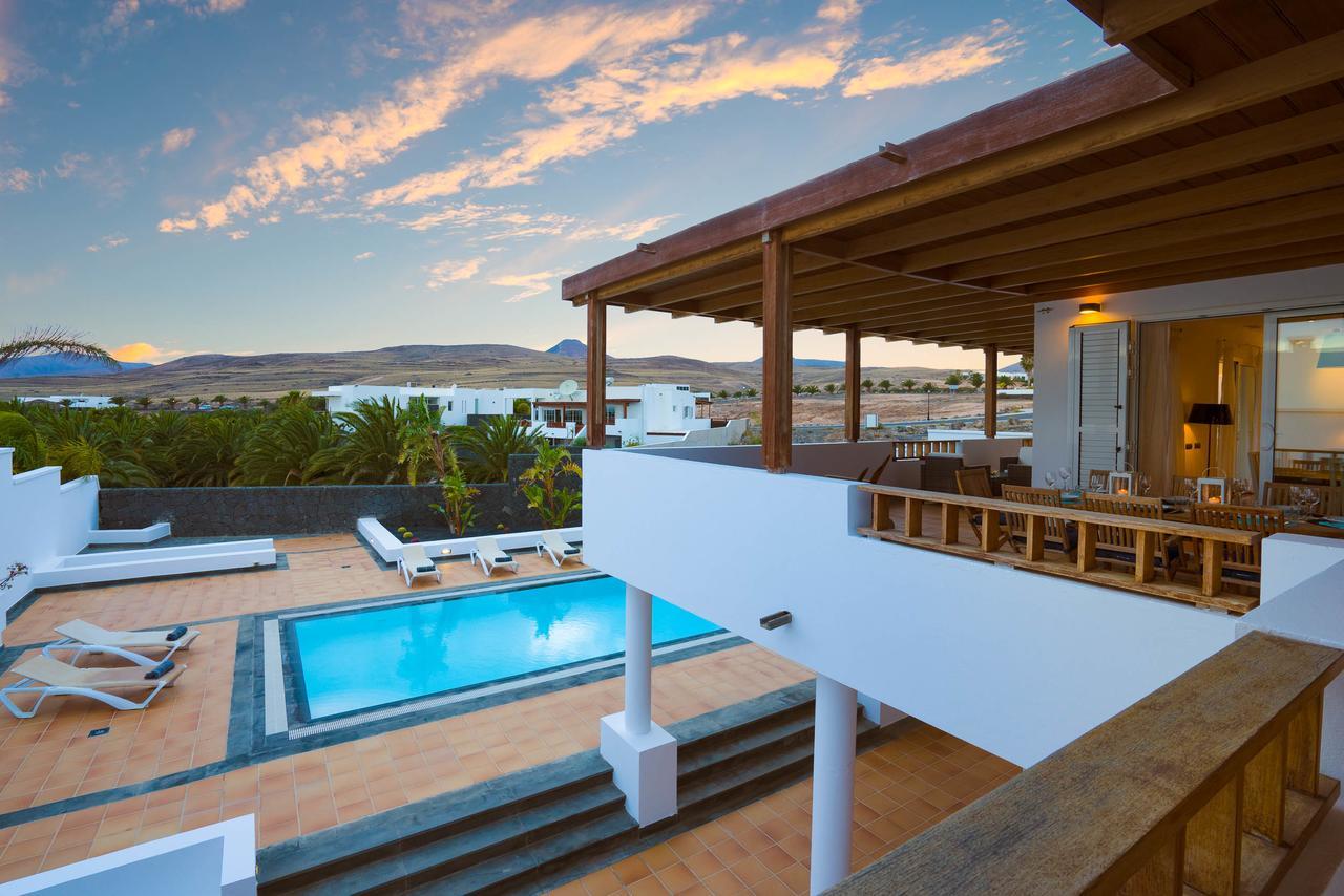 Villa Dedalos - A Luxury Large Villa With A Heated Pool In Пуерто Калеро Екстериор снимка