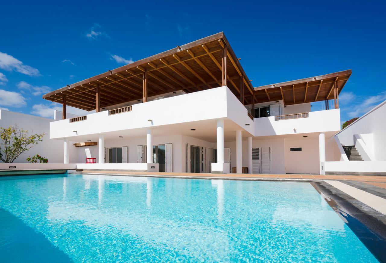 Villa Dedalos - A Luxury Large Villa With A Heated Pool In Пуерто Калеро Екстериор снимка