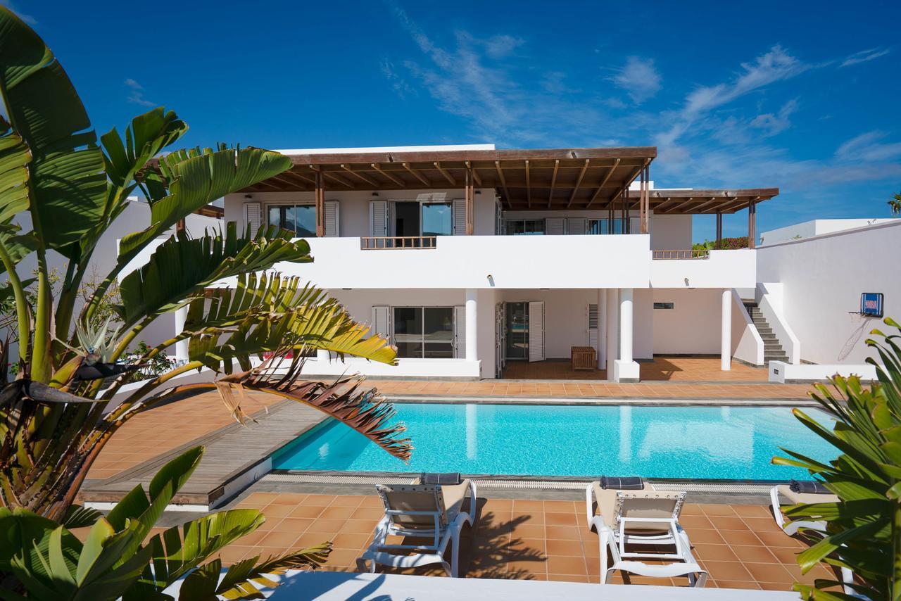 Villa Dedalos - A Luxury Large Villa With A Heated Pool In Пуерто Калеро Екстериор снимка